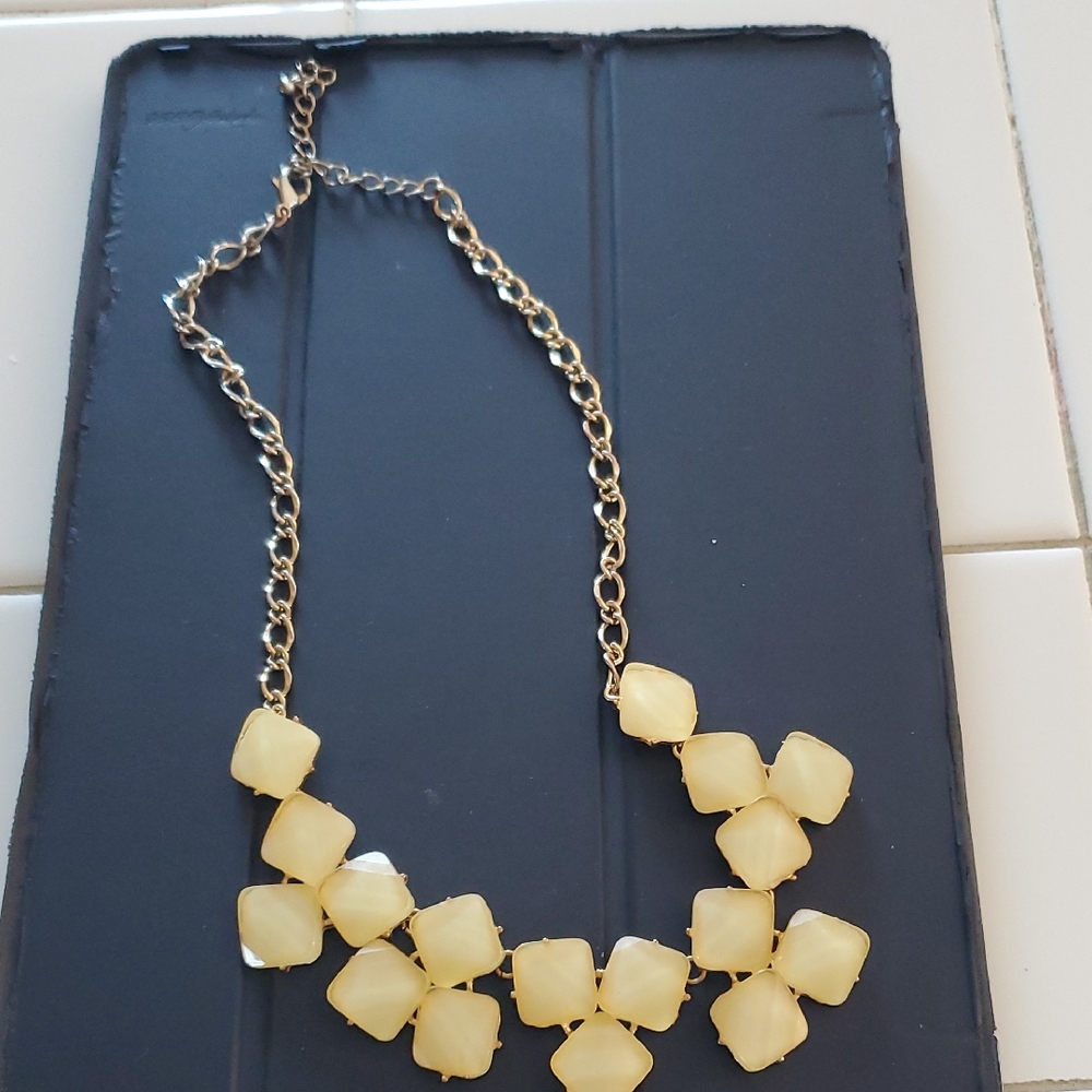 Elegant Gold and Cream Necklace